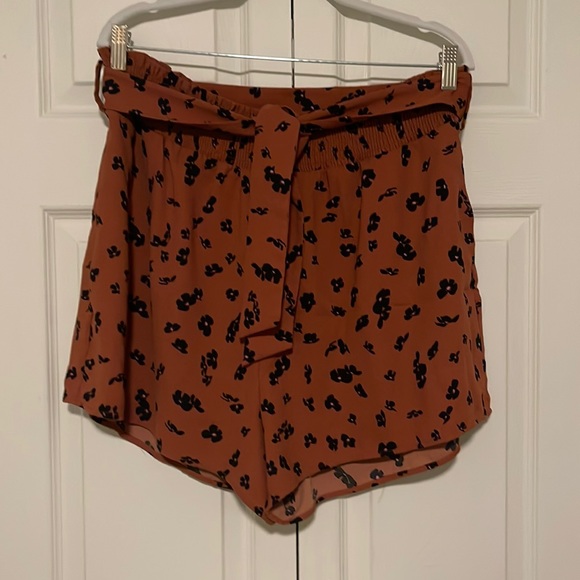 High Waisted Patterned Shorts - Picture 1 of 5